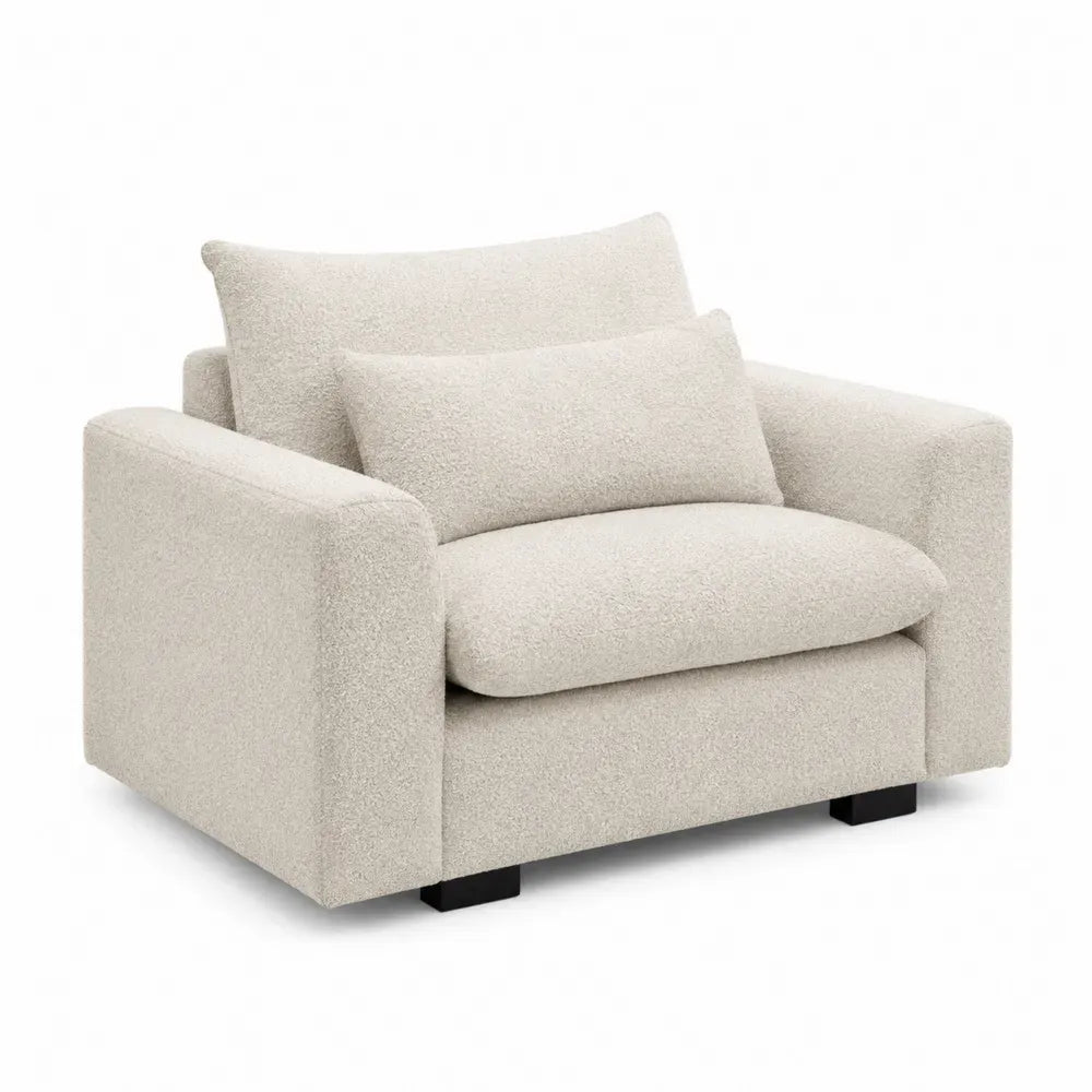 sofá individual ancho tapizado en bouclé crema claro con brazos rectos cojines sueltos y patas negras 160 x 90 x 75 cm
