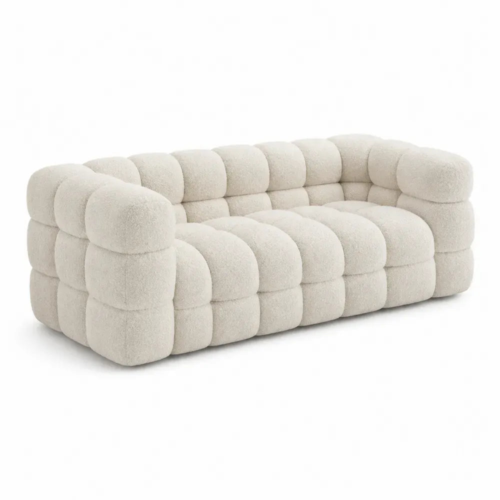 sofá de 3 plazas tapizado en bouclé crema con diseño acolchado y brazos redondeados 240 x 100 x 72 cm