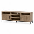 mueble para TV de MDF efecto madera natural con puertas ranuradas patas metálicas negras y estantes abiertos 180 x 40 x 50 cm