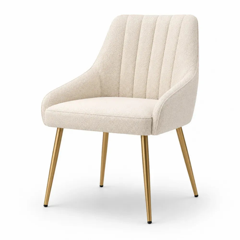 silla individual tapizada en bouclé crema con respaldo acanalado y patas metálicas doradas 60 x 66 x 82 cm